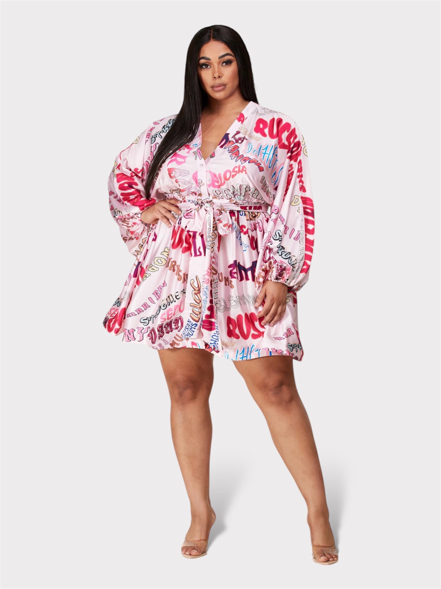 Vestido corto con cinturón y texto 
