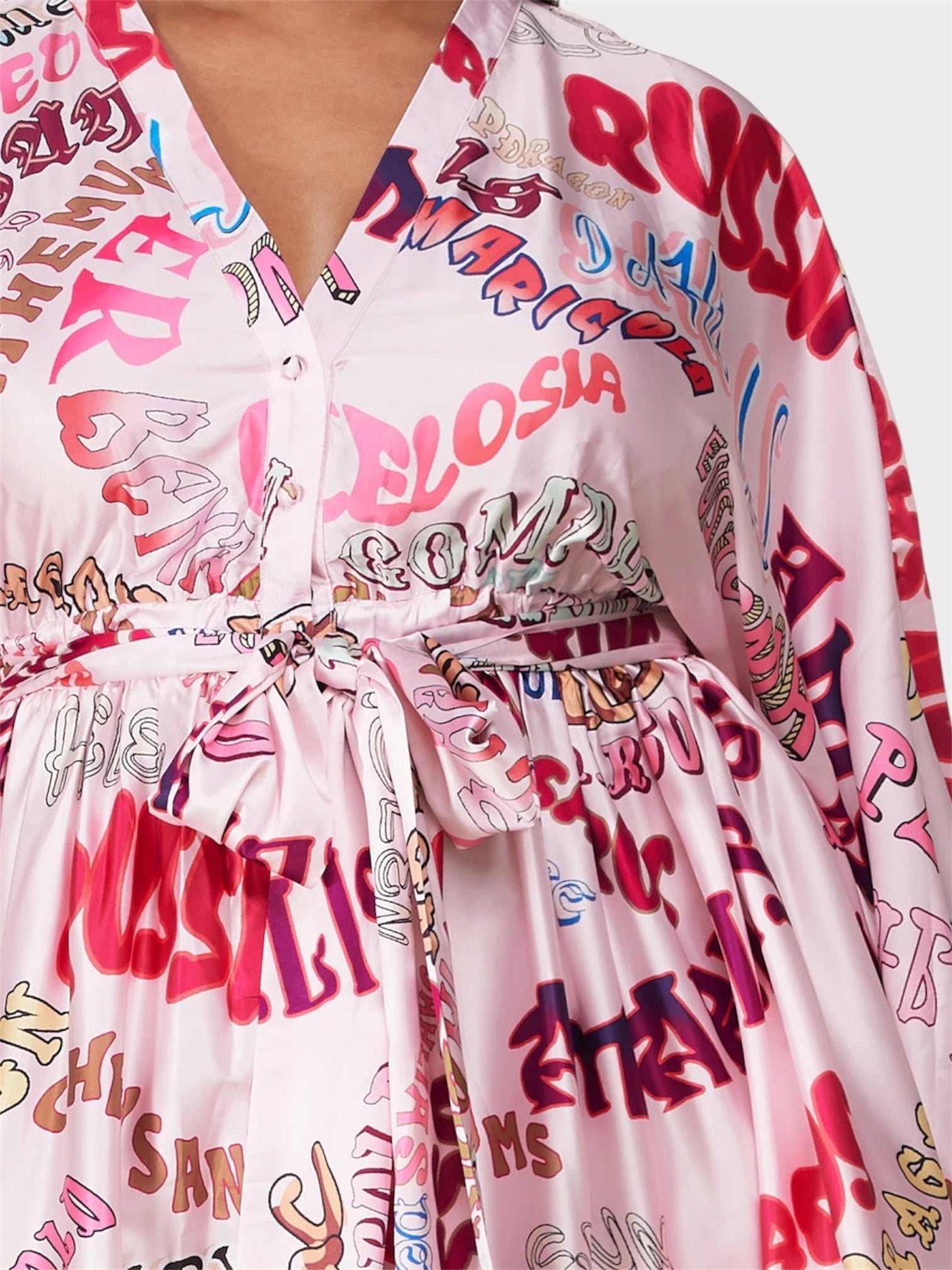 Vestido corto con cinturón y texto 